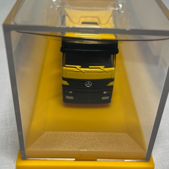 DHL Yellow Mercedes DHL Tractor Trailer Semi Shipping Truck, new in Case - Picture 3 of 8